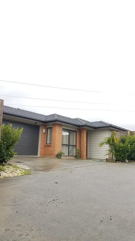 Fullhouse Auckland Exterior photo